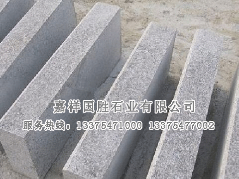點(diǎn)擊查看詳細(xì)信息<br>標(biāo)題：紅色花崗巖路沿石 閱讀次數(shù)：2370